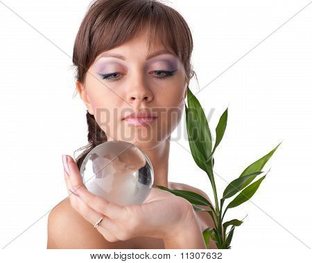 Jovem mulher com planta verde e globo.