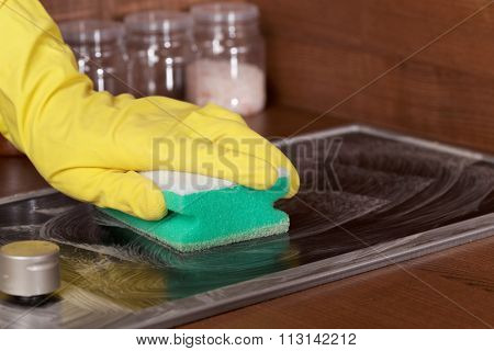 Cleaning glass-ceramic cooktop using cleaning sponge