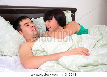 คู่หนุ่มสาวได้เพียงแค่ตื่นขึ้น