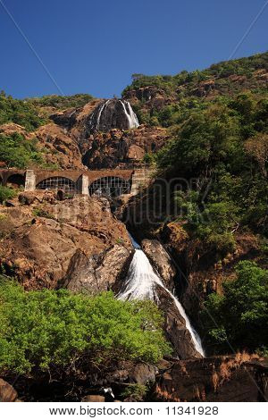 Demiryolu Köprüsü üzerinde Dudhsagar Falls