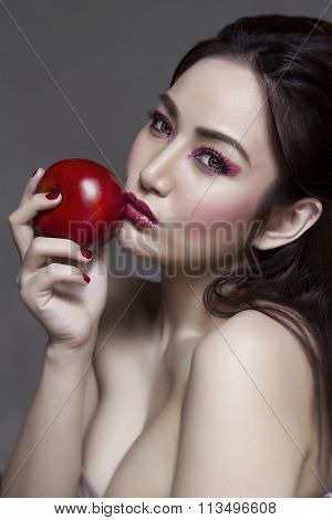 Photo of Vixen Eve holding Apple to kiss