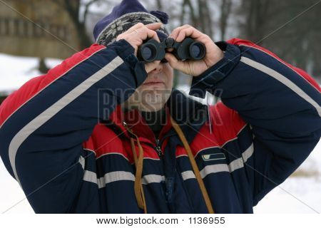 Homme à la recherche avec des Jumelles