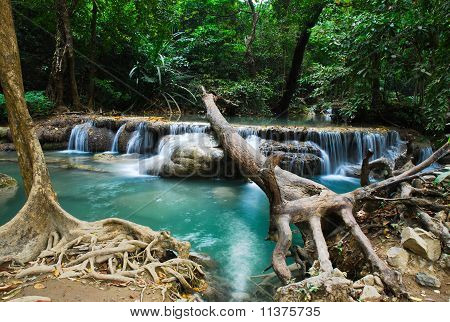 Una cascata è blu.