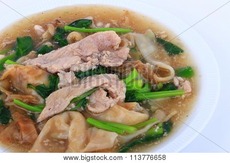 The Best Thai Dishes, Wide Rice Noodles Pork in Thick Gravy, Thai Noodles  Topped with Pork: Chines