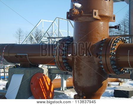 Latch on the pipeline with the electric drive. Installation works.