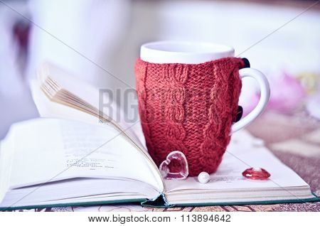 Knitted cup