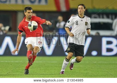 Wien - Juni 3 Paul Scharner (#16, Österreich) und Mesut Oezil (#8, Deutschland) kämpfen für die b