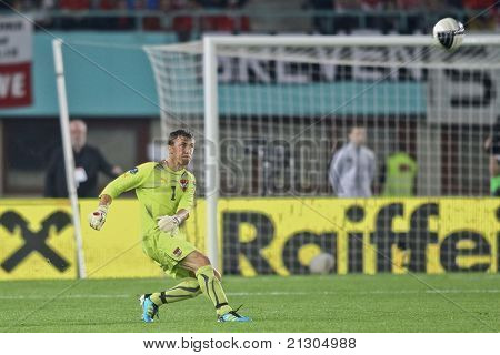 Bécs, Ausztria - június 3 Keepr Christian Gratzei (#1, Ausztria) kirúgja a labdát, közben az EURO 2012 