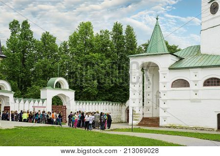 Schoolchildrens On An Excursion In Suzdal