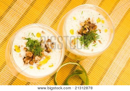 Tarator - soupe froide bulgare traditionnelle de Summer