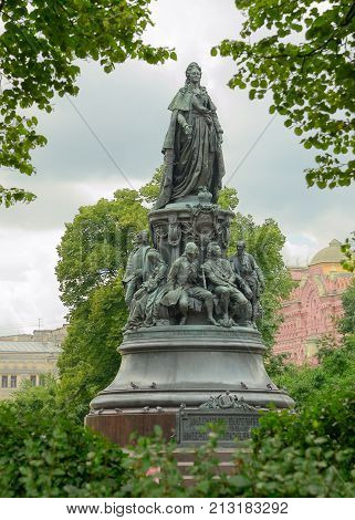 05.08.2016.Russia.Saint-Petersburg.Monument to Catherine the great and below - eminent statesmen.