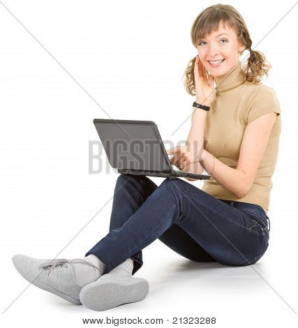 Pige med en bærbar computer
