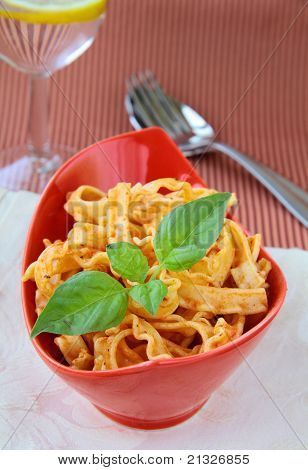 Italiensk pasta tripoline med tomatsauce og basilikum