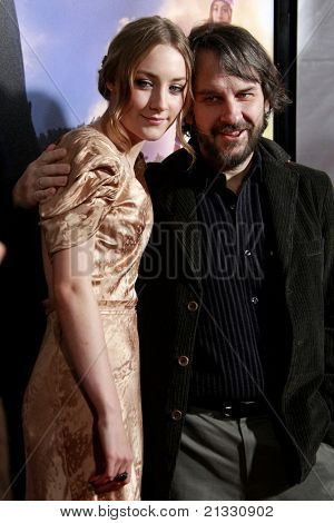 LOS ANGELES, CA - 7 de dezembro: Saoirse Ronan e Peter Jackson na estréia de 'The Lovely Bones' realizada 