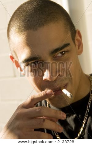 Hombre joven de fumar