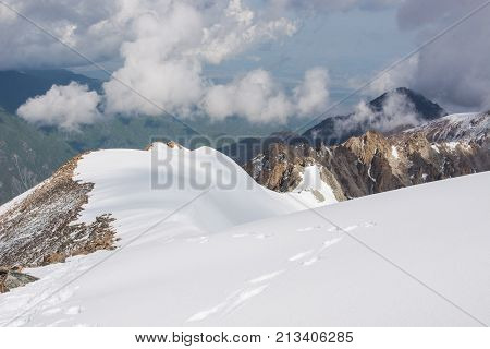 Wonderfull mountain ladscape (snow, highland, peak, cloudy)