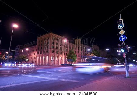 Strada di una città di notte e luce traccia del passaggio auto