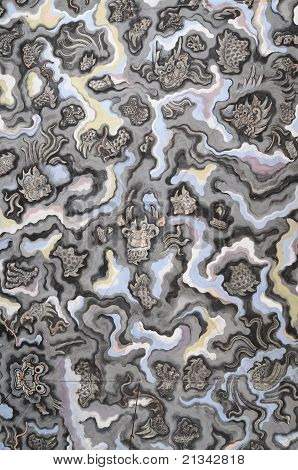 Malba střechy paláce císaře v Hue, Vietnam