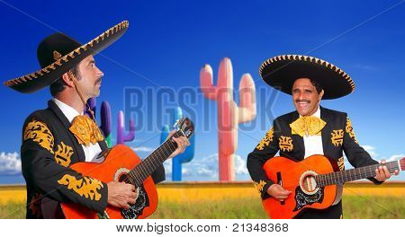 Mariachi messicani due con charro costume cantare suonare la chitarra in Messico di cactus