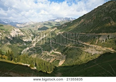 autostrada serpentino in montagne di Tian Shan settentrionale provincia di Naryn, Kirghizistan