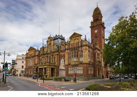 Leamington Town Hall, with Queen Victoria Statue, The Parade, Royal Leamington Spa, Warwickshire, UK, Europe September 2017