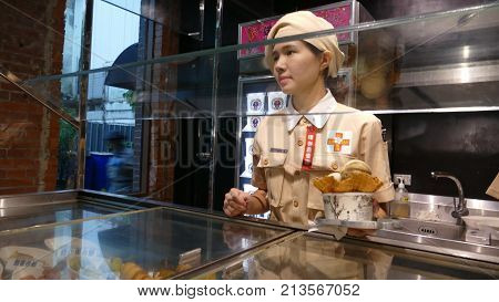 Popular Ophthalmology Eat Ice To See The Old House, Ice Cream Variety And Taste Very Pure