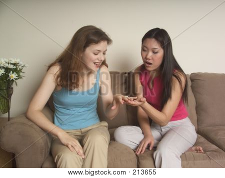 Impegnata ragazza mostra la sua amica