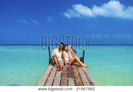 Casal asiático, tendo um grande momento na ilha, Lang Tengah, Malásia