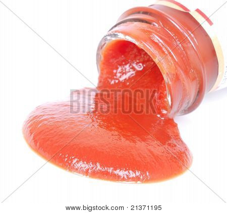 Derrame de salsa de tomate en blanco
