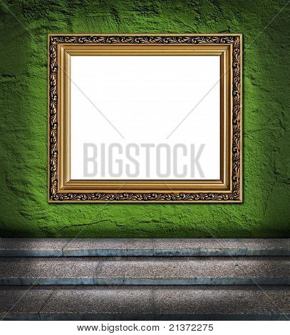 Vecchio elegante cornice dorata su sfondo ruvido intonaco rosso e Vintage pavimentazione di pietra in primo piano