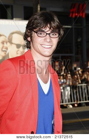 LOS ANGELES - 27 juni: RJ Mitte anländer till Premiere av Universal Pictures' 