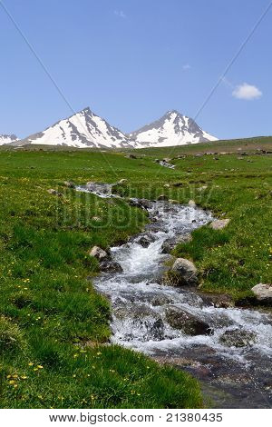 Bjerglandskab med floden