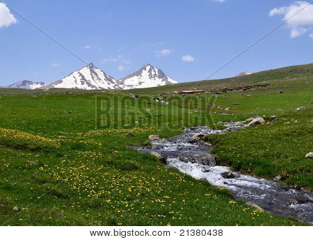 Bjerglandskab med floden