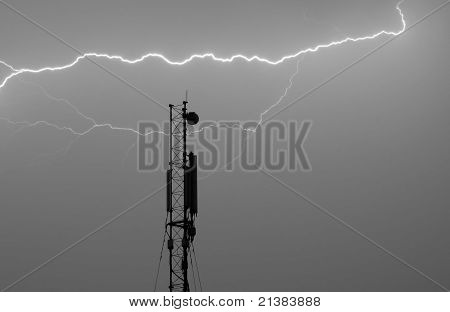 Antenna per una connessione cellulare sotto un fulmine