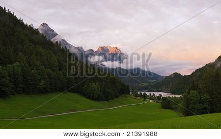 Альпийский пейзаж в вечернее время