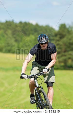 Sprawny człowiek górskim pod górę łąki słoneczne