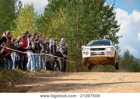 Rostov, Federacja Rosyjska - 05 września: Uriy Wołkow jeździ samochód Subaru Impreza w Velikiy Rostov Rosji