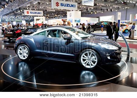 Moskva, Rusko - 25. srpna: Šedé auto Peugeot Rcz na mezinárodní veletrh Interauto Moskva na Au