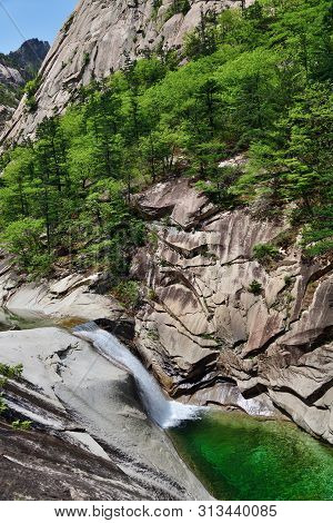Diamond Mountains. Dprk. Mt.kumgang Trekking Route. Singye Stream Between Rocks