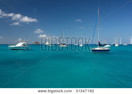 Eau claire torquoise, île tropicale dans les Caraïbes, yachts et bateaux