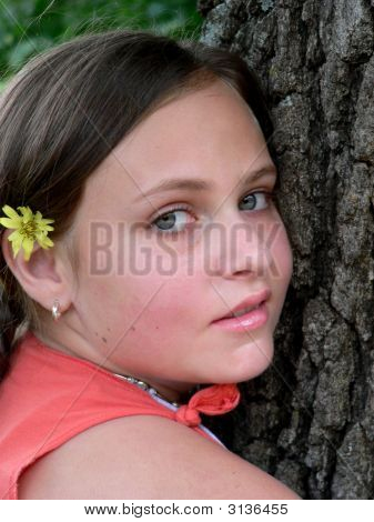 Tienermeisje sluiten met boom