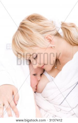 Madre allattamento della sua bambina