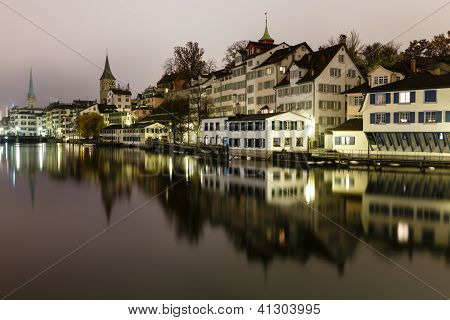 Zurych panoramę miasta i rzekę Limmat w nocy, Szwajcaria