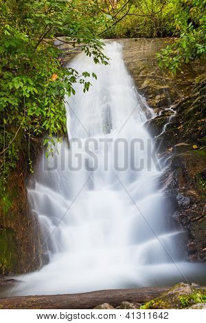 Siribhume Waterfall 的一部分