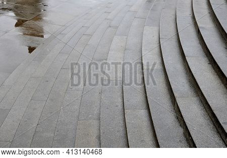 The Large-capacity Staircase In Front Of Public Buildings Fulfills A Representative And Decorative F
