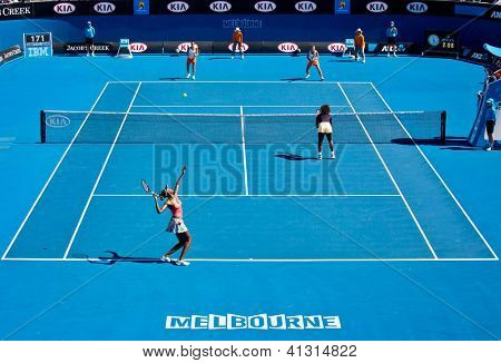 MELBOURNE - Januar 22: (Front L) Venus und Serena Williams in einem Doppel match gegen Sara Errani ein
