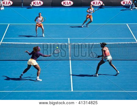 MELBOURNE - Januar 22: (Front L) Serena und Venus Williams in einem Doppel-Match gegen Sara Errani ein