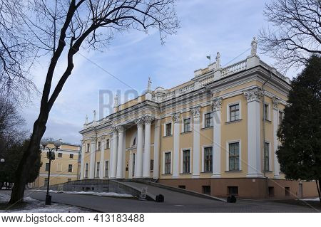 Palace Of The Rumyantsevs And Paskevichs. Gomel Palace And Park Ensemble In Winter Named After Lunac