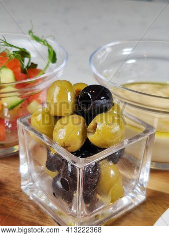 Olives Dans Un Bol Closeup Sur La Table Dans Un Restaurant