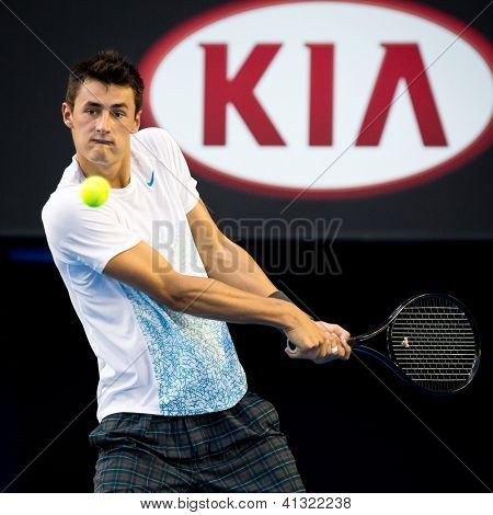 MELBOURNE - 15 gennaio: Bernard Tomic dell'Australia nella sua prima vittoria rotonda sopra Leonardo Mayer di Ar